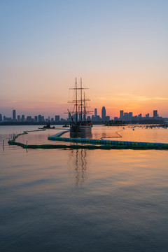 武汉东湖沙滩浴场日落时分