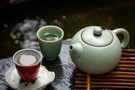 水边的茶壶和茶杯