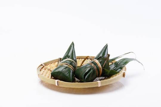 竹篮里的端午节美食粽子