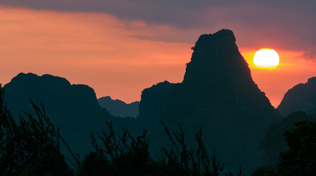 落日喀斯特地貌群山风景