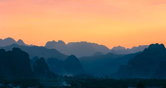 落日喀斯特地貌群山风景