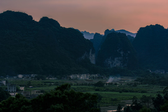 落日喀斯特地貌群山风景