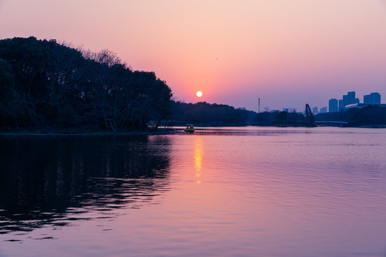 夕阳下波光粼粼的湖面