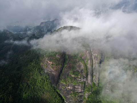 都峤山云雾