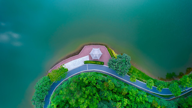 山林湖水观景台凉亭航拍顶视图