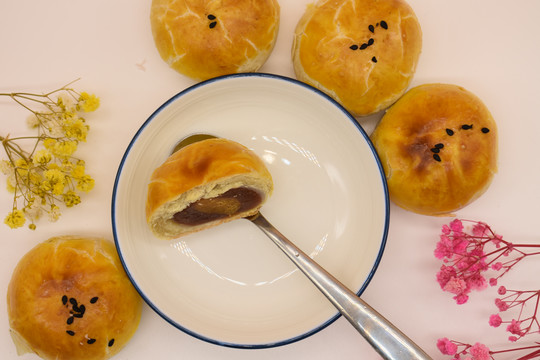 蛋黄酥月饼