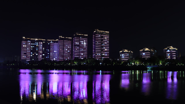 河畔城市夜景