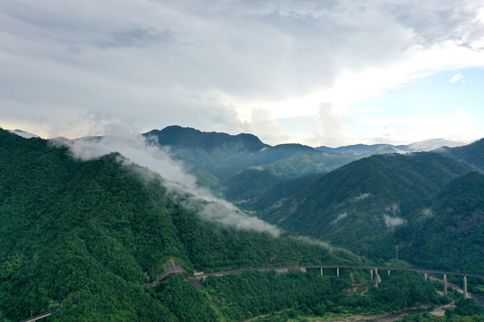 江西铅山云雾缭绕乡村美