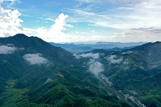 江西铅山云雾缭绕乡村美