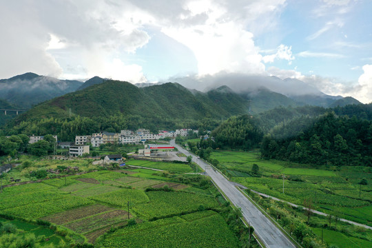 江西铅山云雾缭绕乡村美