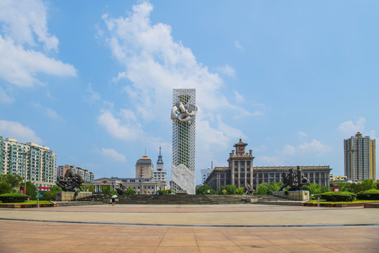 市府广场盛世雕塑与高层建筑