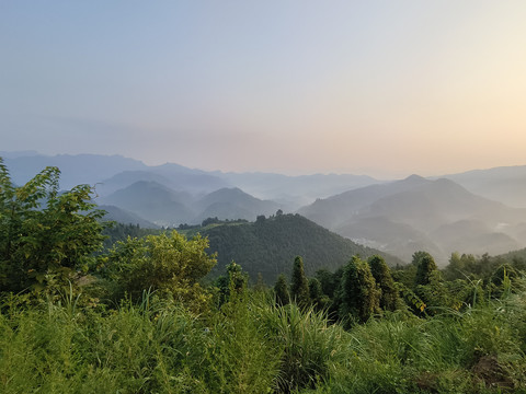 早霞与远山