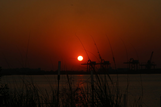西江边的夕阳