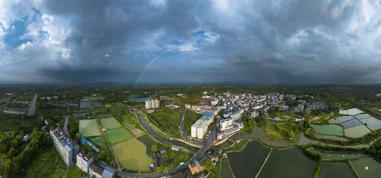 小镇雨后