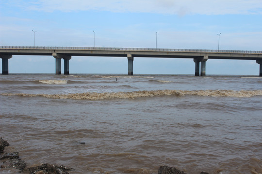 桥与海水