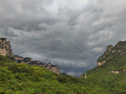 乌云密布风雨欲来