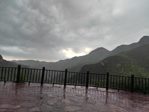 雨后山顶