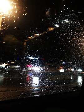 雨夜雨滴下雨的城市