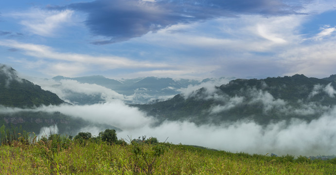 高山沟壑云雾缭绕