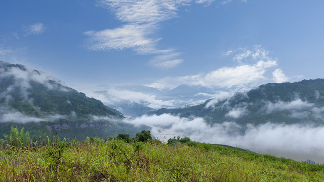 高山沟壑云雾缭绕