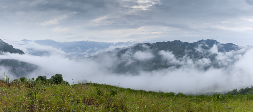 高山沟壑云雾缭绕