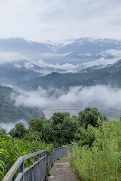 高山沟壑云雾缭绕