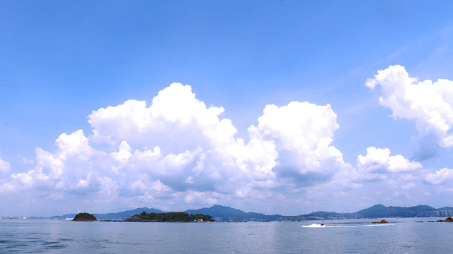 惠州巽寮湾海边天空云朵风景图
