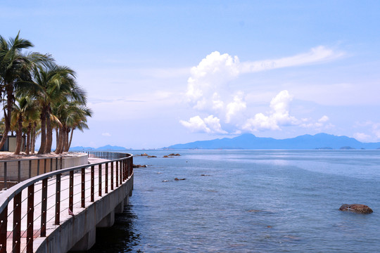 惠州巽寮湾海边天空云朵风景图