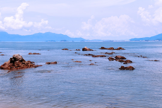 惠州巽寮湾海边石头风景图