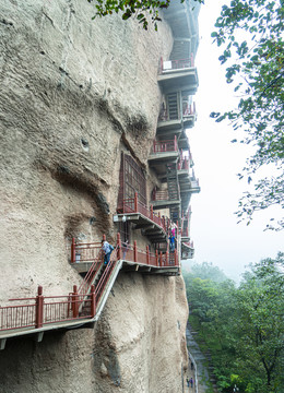 阴雨天时的麦积山栈道