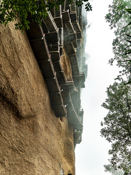 阴雨天时的麦积山栈道