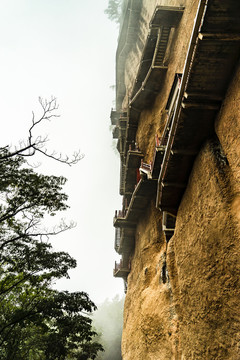 阴雨天时的麦积山栈道