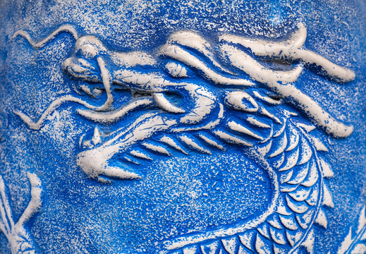 蓝色陶器上的龙头浮雕