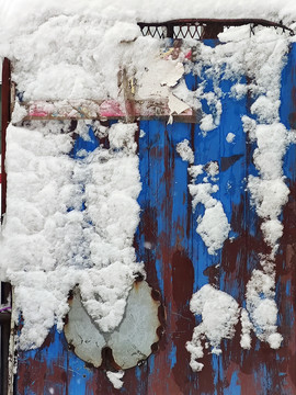 生锈的铁板与雪