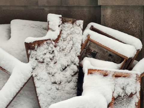 生锈的铁板与雪