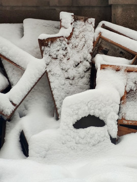 生锈的铁板与雪