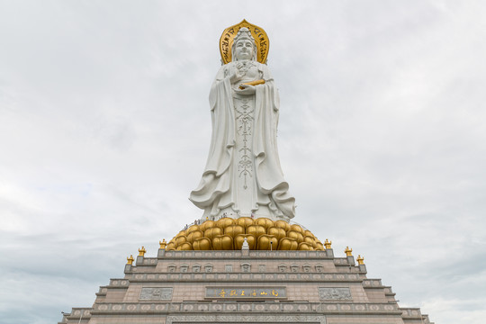 海南三亚南山寺海上观音