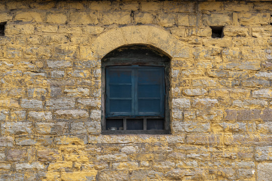 旧窗户老石头墙