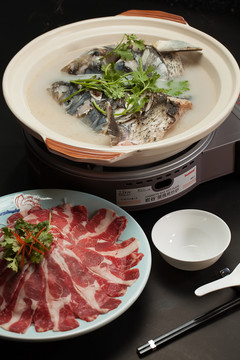 燉魚頭雪花牛肉