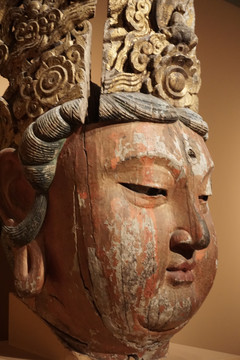 彩绘木雕菩萨像
