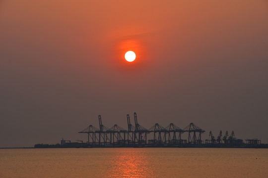 海南洋浦国际集装箱码头夕阳