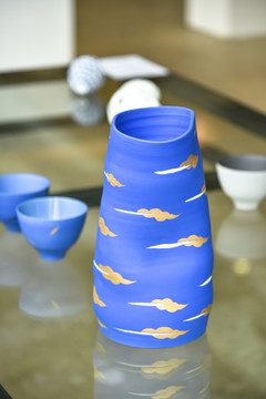 景德镇蓝色现代陶瓶