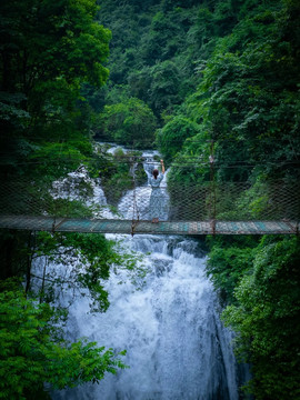 山涧瀑布