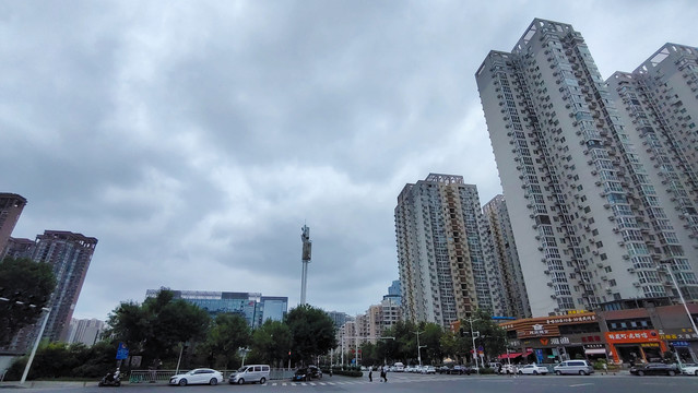 暴雨将至城市街景