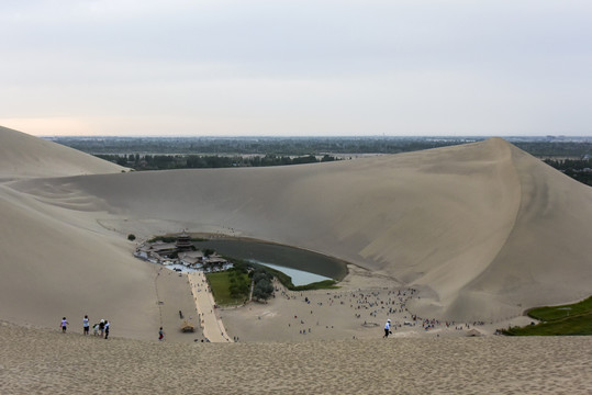 甘肃敦煌鸣沙山月牙泉风光