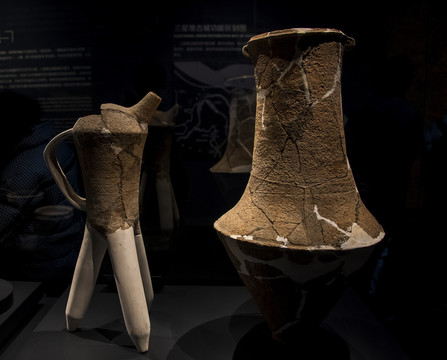中国三星堆博物馆陶子母口壶