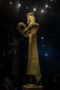 中国三星堆博物馆铜大立人像