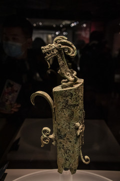 中国三星堆博物馆青铜龙柱形器