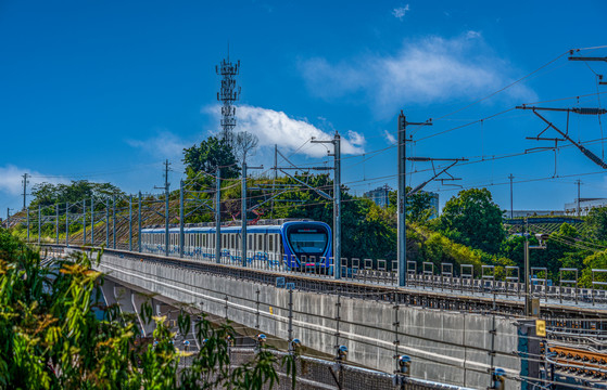 重慶首條市郊鐵路江跳線通車