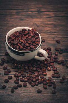 咖啡杯洒落的咖啡豆